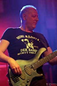 Bruno Gehriger, Bassist der Band Relayer live P9 Biberist 2019