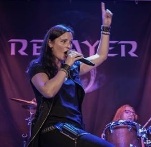 Sandy Keller, Sängerin der Band Relayer live in der Stube Basel 2021