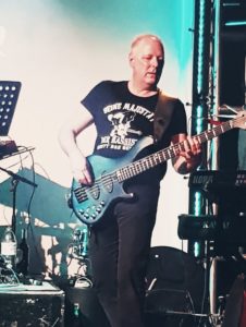 Bruno Gehriger, Bassist der Band Relayer live im Wäck Oschwand 2020