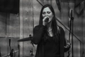 Sandy Keller, Sängerin der Band Relayer live im Estrich Winistorf 2022