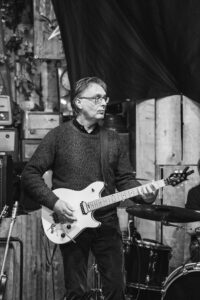 Freddy Schaffner, Gitarrist der Band Relayer live im Estrich Winistorf 2022