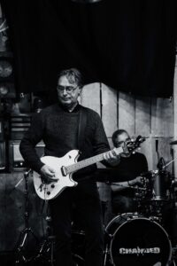 Freddy Schaffner, Gitarrist der Band Relayer live im Estrich Winistorf 2022