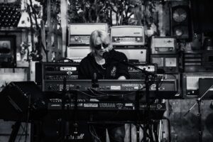 Hene Klodel, Keyboarder der Band Relayer live im Estrich Winistorf 2022