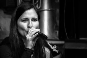 Sandy Keller, Sängerin der Band Relayer live im Estrich Winistorf 2022