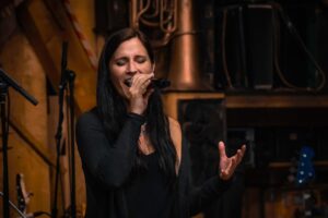 Sandy Keller, Sängerin der Band Relayer live im Estrich Winistorf 2022