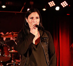 Sandy Keller, Sängerin der Band Relayer live im Rockfact Münchenstein 2022