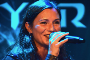 Sandy Keller, Sängerin der Band Relayer live in der Stube Basel 2023