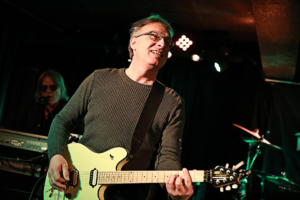 Freddy Schaffner, Gitarrist der Band Relayer live im Rockfact Münchenstein 2023