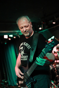 Bruno Gehriger, Bassist der Band Relayer live im Rockfact Münchenstein 2023