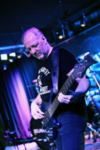 Bruno Gehriger, Bassist der Band Relayer live im Rockfact Münchenstein 2023