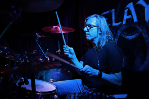 Markus Kalt, Drummer der Band Relayer live im Rockfact Münchenstein 2023