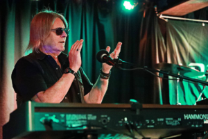 Hene Klodel, Keyboarder der Band Relayer live im Rockfact Münchenstein 2023