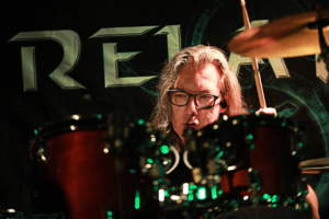 Markus Kalt, Drummer der Band Relayer live im Rockfact Münchenstein 2023