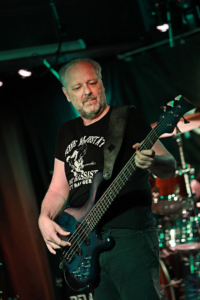 Bruno Gehriger, Bassist der Band Relayer live im Rockfact Münchenstein 2023
