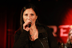 Sandy Keller, Sängerin der Band Relayer live im Rockfact Münchenstein 2023
