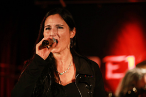 Sandy Keller, Sängerin der Band Relayer live im Rockfact Münchenstein 2023