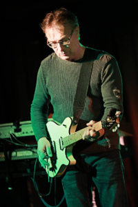 Freddy Schaffner, Gitarrist der Band Relayer live im Rockfact Münchenstein 2023