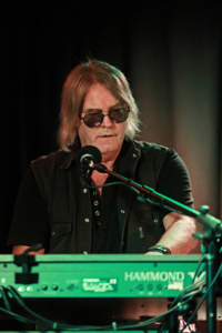 Hene Klodel, Keyboarder von der Band Relayer live im Rockfact Münchenstein 2023