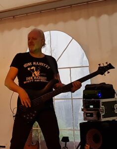 Bruno Gehriger, Bassist der Band Relayer live im Restaurant Ämmesee Biberist 2023