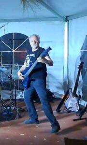 Bruno Gehriger, Bassist der Band Relayer live im Restaurant Ämmesee Biberist 2023