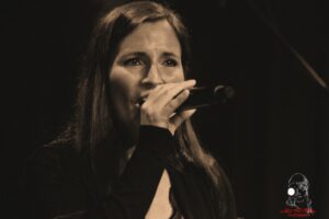 Sandy Keller, Sängerin der Band Relayer live Improvisorium Huttwil 2023