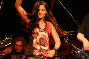 Sandy Keller, Sängerin der Band Relayer live Improvisorium Huttwil 2023