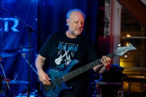 Bruno Gehriger, Bassist der Band Relayer live in der Baronessa Lenzburg 2023