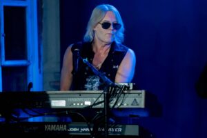 Hene Klodel, Keyboarder der Band Relayer live in der Baronessa Lenzburg 2023