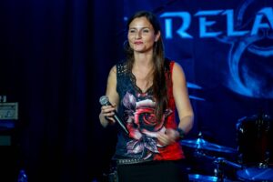 Sandy Keller, Sängerin der Band Relayer live in der Baronessa Lenzburg 2023