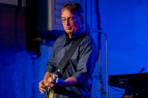 Freddy Schaffner, Gitarrist der Band Relayer live in der Baronessa Lenzburg 2023