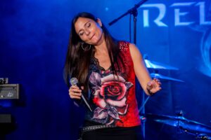 Sandy Keller, Sängerin der Band Relayer live in der Baronessa Lenzburg 2023
