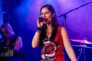 Sandy Keller, Sängerin der Band Relayer live in der Baronessa Lenzburg 2023