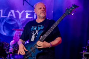 Bruno Gehriger, Bassist der Band Relayer live in der Baronessa Lenzburg 2023