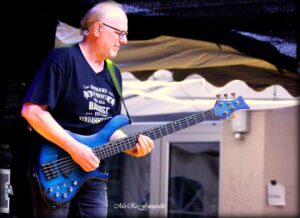 Bruno Gehriger, Bassist der Band Relayer, am Rock'n Beer Festival in Läufelfingen 2025