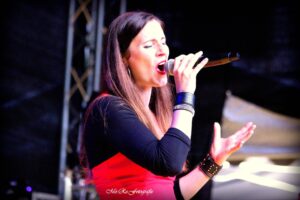 Sandy Keller, Sängerin der Band Relayer, am Rock'n Beer Festival in Läufelfingen 2025