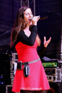 Sandy Keller, Sängerin der Band Relayer, am Rock'n Beer Festival in Läufelfingen 2025