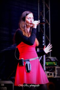 Sandy Keller, Sängerin der Band Relayer, am Rock'n Beer Festival in Läufelfingen 2025