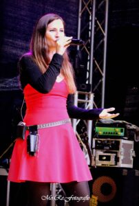 Sandy Keller, Sängerin der Band Relayer, am Rock'n Beer Festival in Läufelfingen 2025